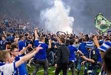 Die Schalker Fans st&uuml;rmten nach dem Aufstieg den Platz. - David Inderlied/dpa
