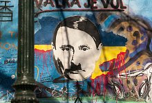 Auf der sogenannten John-Lennon-Mauer in Prag hat ein Unbekannter den russischen Pr&auml;sidenten Wladimir Putin angesichts des Ukraine-Kriegs als Adolf Hitler dargestellt. - Michael Heitmann/dpa