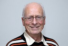 Herforder Aktivist Gerd B&uuml;ntzly freut sich &uuml;ber den Aachener Friedenspreis f&uuml;r "atomwaffenfrei.jetzt!". - Frank-Michael Kiel-Steinkamp