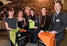 Mit Startblock, Instrument, Urkunde und Firmensitz - Christian Weische