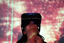 Opera gibt VR-Inhalte direkt auf Brille - Foto: Ralf Hirschberger/dpa