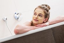 Gesichtsmasken geben der Haut Feuchtigkeit zur&uuml;ck - und manchmal auch noch ein paar andere wertvolle Stoffe. - Christin Klose/dpa-tmn