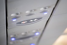 Zeichen weisen auf Rauchverbot und Anschnallpflicht hin - Sebastian Gollnow/dpa/dpa-tmn