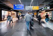 Passagiere gehen durch Transitbereich am Flughafen Frankfurt - Andreas Arnold/dpa/dpa-tmn