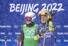 Daniela Maier (r) und Fanny Smith stehen nach dem Rennen beieinander. - Angelika Warmuth/dpa