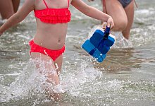 Sch&ouml;n grell, wenn's geht. Helle Neon-Farben machen Kinder im Wasser am besten sichtbar. - Stefan Sauer/dpa/dpa-tmn