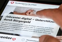 B&uuml;rgergeldantrag im Jobcenter auf einem Tablet - Jens Kalaene/dpa/dpa-tmn