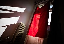 Ein nasses Tuch hängt vor einem Fenster - -/dpa/dpa-tmn