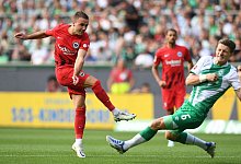 Frankfurts Mario Götze (l) erzielt gegen Werders Jens Stage das Frankfurter 1:0. - Carmen Jaspersen/dpa