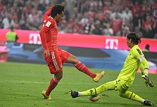 M&ouml;nchengladbachs Torh&uuml;ter Yann Sommer (r) verhindert eine weitere Torchance der Bayern durch Leroy San&eacute;. - Sven Hoppe/dpa