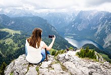 Frau fotografiert vom Gipfel des Jenner den Königssee - Benjamin Nolte/dpa-tmn