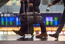 Passagiere am Flughafen - Foto: Andreas Arnold