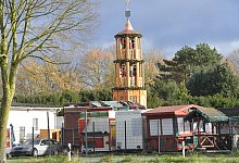 17-11-25, Neue Weihnachtspyramide als Stolz des "Gütersloher Weihnachtsmarktes" wartet an der B 61 auf ihren ersten Einsatz - sport/presse/foto Dünhölter