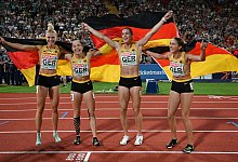 Lisa Mayer (l-r), Gina Lückenkemper, Alexandra Burghardt und Rebekka Haase jubeln über den Sieg. - Sven Hoppe/dpa