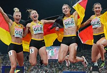 Die goldene Sprint-Staffel der EM: Lisa Meyer (l-r), Gina Lückenkemper, Alexandra Burghardt und Rebekka Haase. - Soeren Stache/dpa