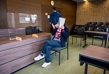 Prozess wegen Aufruf zu Gewalt gegen Merkel - Foto: Christophe Gateau/dpa