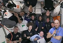 Erinnerungsfoto, bevor es wiederzurück zur Erde geht: Weltrumtouristen auf der Internationalen Raumstation ISS. - Nasa/dpa