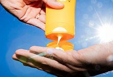 Ein Mann gibt Sonnenmilch aus einer Tube in seine Hand - Christoph Soeder/dpa/dpa-tmn