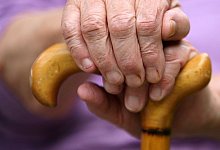 Den Gehstock zur Verteidigung genutzt - FOTO: DPA