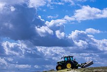 Feldarbeiten bei trockenem Wetter - Jens B&uuml;ttner/dpa