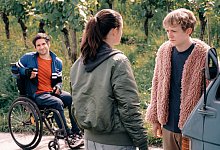 Als Kim (Emma Flo&szlig;mann) sich nach dem Roadtrip alleine auf den Heimweg macht, versuchen Flake (Jakob Schmidt, r) und Philipp (Daniel Rodic, l) sie einzuholen. - Hugo Lenhardt/SWR/Giganten Film/Arte/dpa