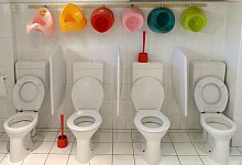 Aufgereihte Toilettent&ouml;pfchen in einer Kita - Ralf Hirschberger/dpa-Zentralbild/dpa-tmn