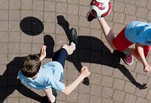 Schulsport - Foto: Julian Stratenschulte/dpa/dpa-tmn