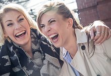 Zwei Freundinnen lachen zusammen - Christin Klose/dpa-tmn