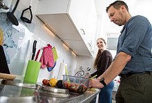 Paar kocht gemeinsam - Christin Klose/dpa-tmn