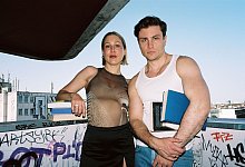 Jannik Schümann startet mit Freundin Kara Wolf einen Buchclub - Arne Grugel/-/dpa