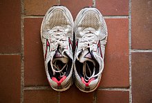 Laufschuhe stehen in einem Hausflur - Julian Stratenschulte/dpa