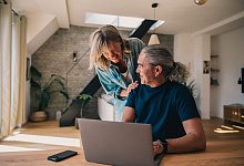 Ein Paar am Laptop - Zacharie Scheurer/dpa-tmn