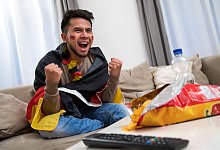 Ein Deutschland-Fan fiebert mit - Christin Klose/dpa-tmn