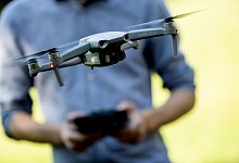 Drohne im Test - Foto: Alexander Prautzsch/dpa-tmn