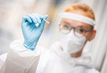 Der Test kann ganz sch&ouml;n ins Geld gehen - Foto: Moritz Frankenberg/dpa/dpa-tmn