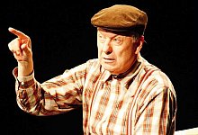 Wie man ihn kennt: Als Heinz Becker erkl&auml;rt Kabarettist Gerd Dudenh&ouml;ffer im Kur- und Stadtheater die Welt. - Foto: Becksch&auml;fer