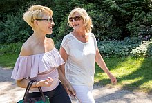 Zwei Best Agerinnen gehen spazieren - Christin Klose/dpa-tmn