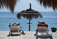 Touristen liegen am Strand in Sousse - picture alliance / dpa