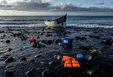 Ein Holzboot an der K&uuml;ste der kanarischen Inseln - Foto: Javier Bauluz/AP/dpa/Archivbild