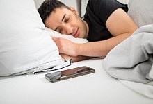 Smartphone: Wenn der Handywecker morgens stumm bleibt - Foto: Christin Klose/dpa Themendienst/dpa-tmn