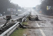 Ein zerst&ouml;rtes Auto auf einer Landstra&szlig;e in Butscha. Fast 300 Zivilisten wurden entlang der Stra&szlig;e in Butscha, einer Pendlerstadt au&szlig;erhalb der Hauptstadt, get&ouml;tet. - Mykhaylo Palinchak/SOPA Images via ZUMA Press Wire/dpa