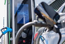 Ein Elektroauto lädt an einer Ladesäule: Siemens steigt in das nordamerikanische Schnellladenetz-Projekt Electrify America des Volkswagen-Konzerns ein. - Jan Woitas/dpa