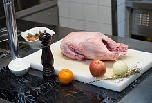 Eine rohe Weihnachtsgans liegt zur Zubereitung bereit - Tobias Hase/dpa-tmn