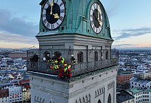 Feuerwehr rettet verletzte Frau von Kirchturm in München - -/Berufsfeuerwehr München/dpa