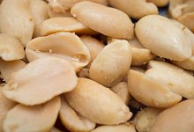 Erdnussh&auml;lften - Andrea Warnecke/dpa-tmn