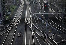 Signale regeln den Zugverkehr - Federico Gambarini/dpa