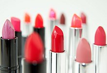 Verschieden farbige Lippenstifte - Andrea Warnecke/dpa-tmn