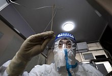 Corona-Tests gibt es in China nicht nur f&uuml;r Menschen, sondern auch f&uuml;r Fische. - -/kyodo/dpa