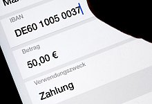 &Uuml;berweisungsauftrag - Foto: Monika Skolimowska/dpa-Zentralbild/dpa-tmn