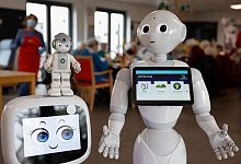 Pflegeroboter Yanny und JAIme - Heiko Becker/dpa